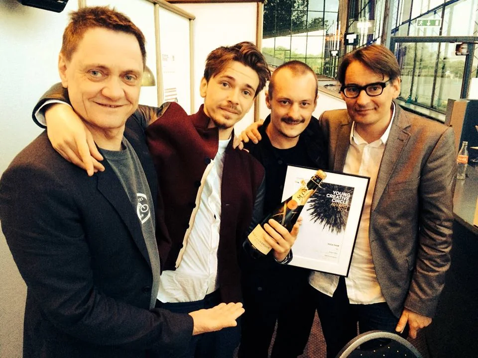 Se selv, hvor dygtig man bliver af at gå på Reklamelinjen. Asbjørn Severin og Theis Ferrall vandt en pris i YCCA '14 og skal derfor til Cannes om lidt. De to kompetente herrer yderst til hver side er Kaare Grundtvig og Per Holm, som er de gode bagmænd bag Reklamelinjen.