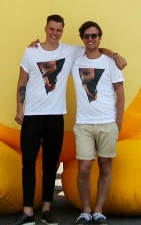 Mathias og Adam. Jeg kender dem ikke, men de ligner et meget flinkt dansk-svensk mix i ens t-shirt og toptunet højre hjernehalvdel.