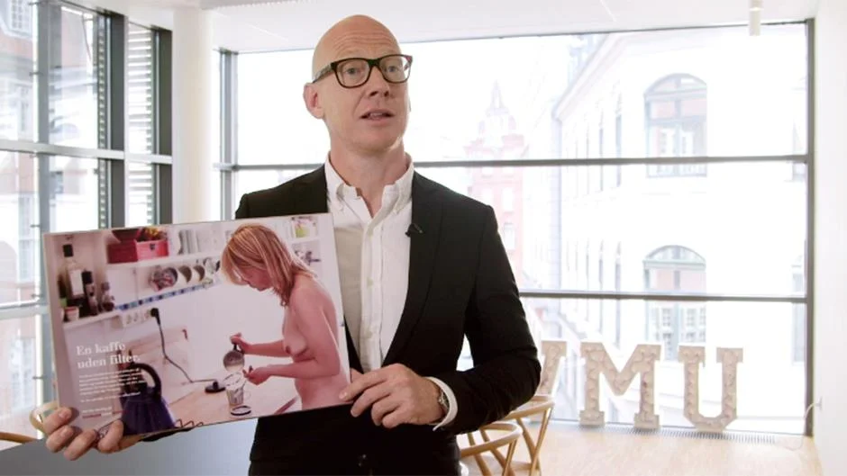 Partner i Umwelt, Mikkel Heideby med printannoncen. Foto fra DRK