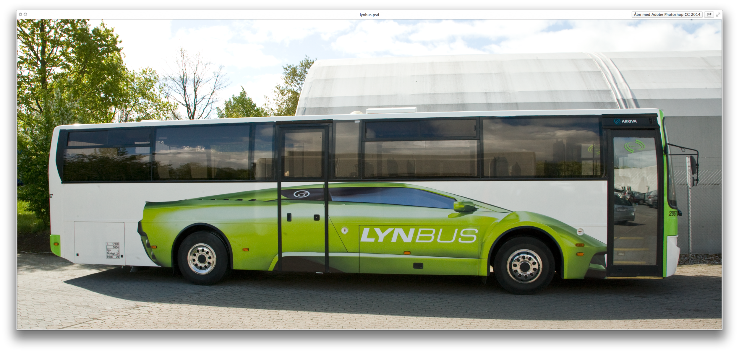 Fynbo-humor. Normalt hedder det Fynbus (med nøjagtigt samme font som på billedet), men bussen på billedet var en ekstra hurtig bus, der gik til Universitetet i Odense og havde færre stop end ellers. Derfor Lynbus. Copyright: Nørgård Mikkelsen