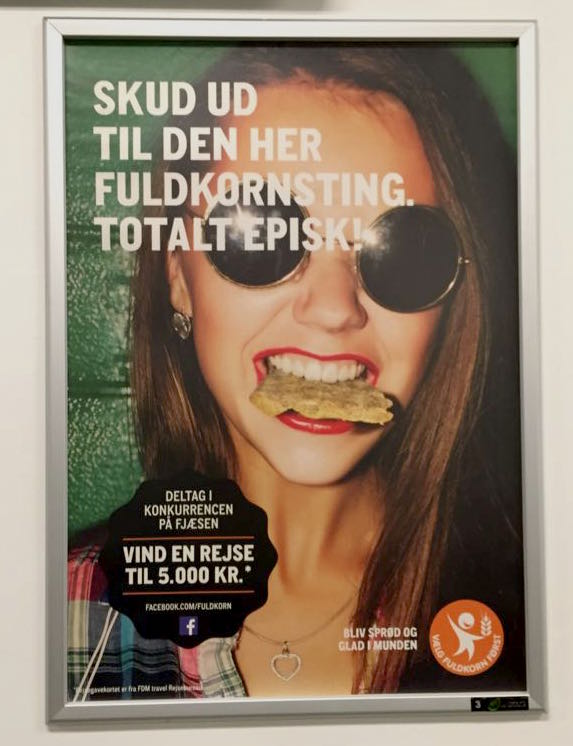 Måske er det slet ikke et frækt og kinky udtyk, modellen demonstrerer. Hvis du kigger efter, kan du godt se, hun har det lidt anstrengt med den der 'fuldkornsting'.