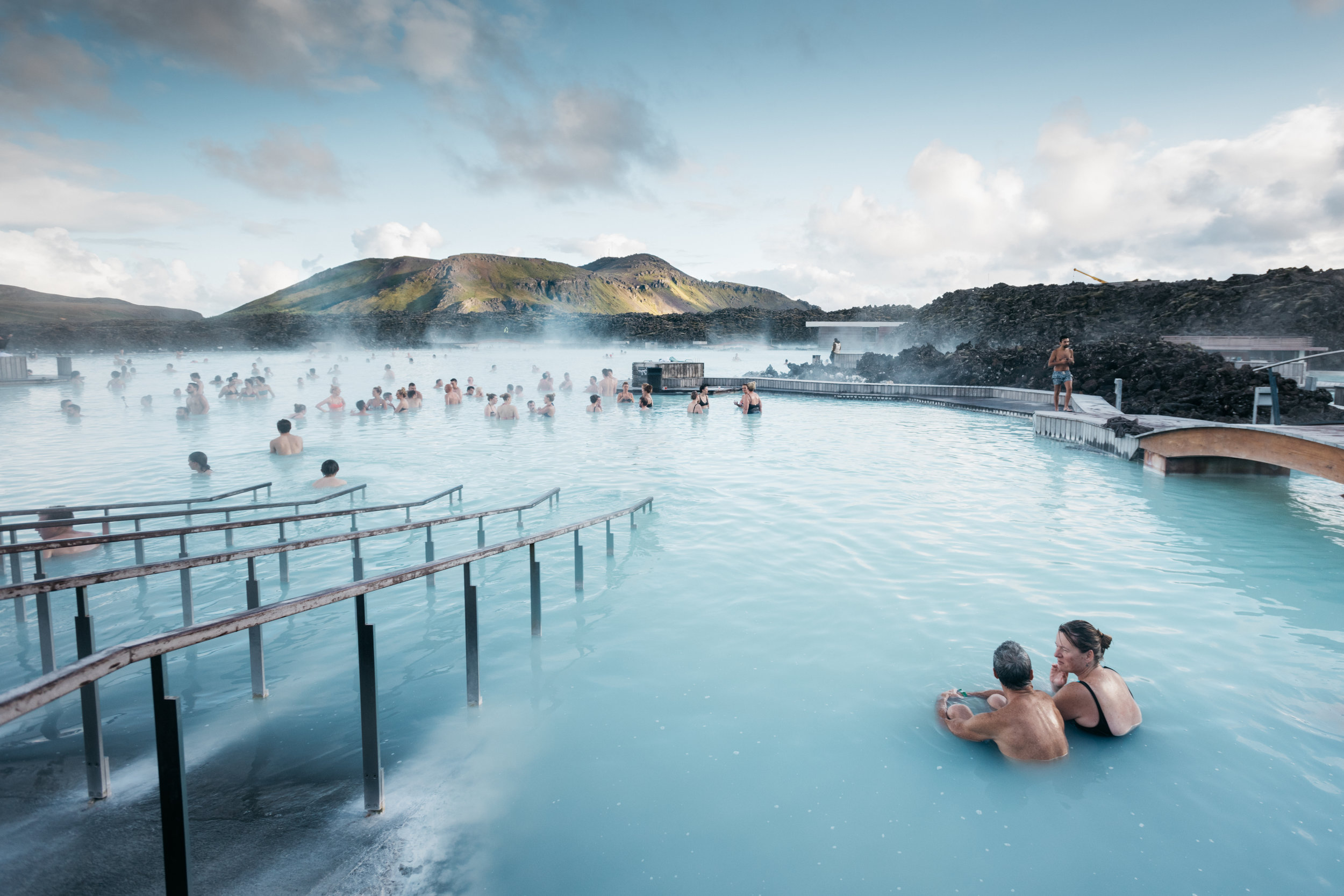 Включи горячий бассейн. Голубая Лагуна Исландия Исландия. Голубая Лагуна - геотермальный бассейн в Исландии. Исландия термальные источники голубая Лагуна. Голубая Лагуна Айсленд бассейн.