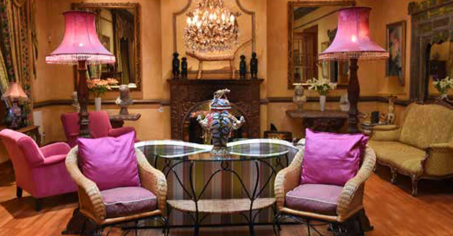 Kolonialer Charme mit originellen Farbtupfern in der Lounge des Hartford House.