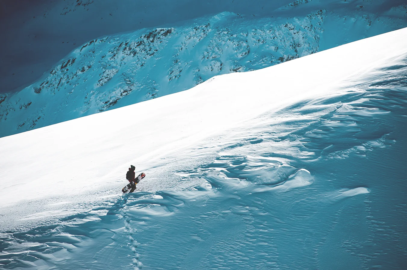 NicolasMüller_Hike_Snowboard_StMoritz_SilvanoZeiter_2.jpg