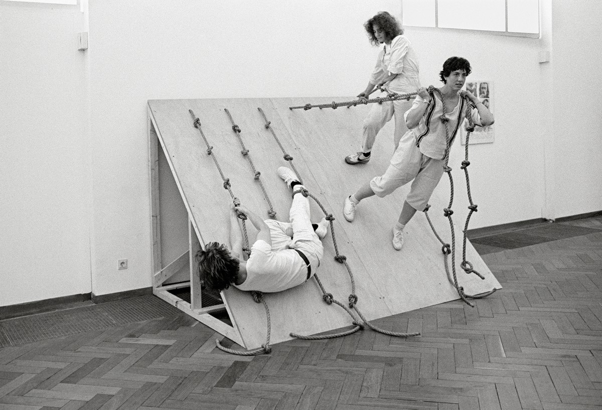 Simone Forti, Slant Board , 1961. Photo courtesy of artist.