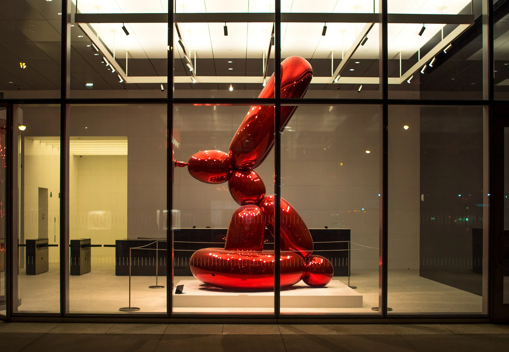 Jeff Koons in the lobby of the IBM building in Manhattan (photo by Dan DeLuca )