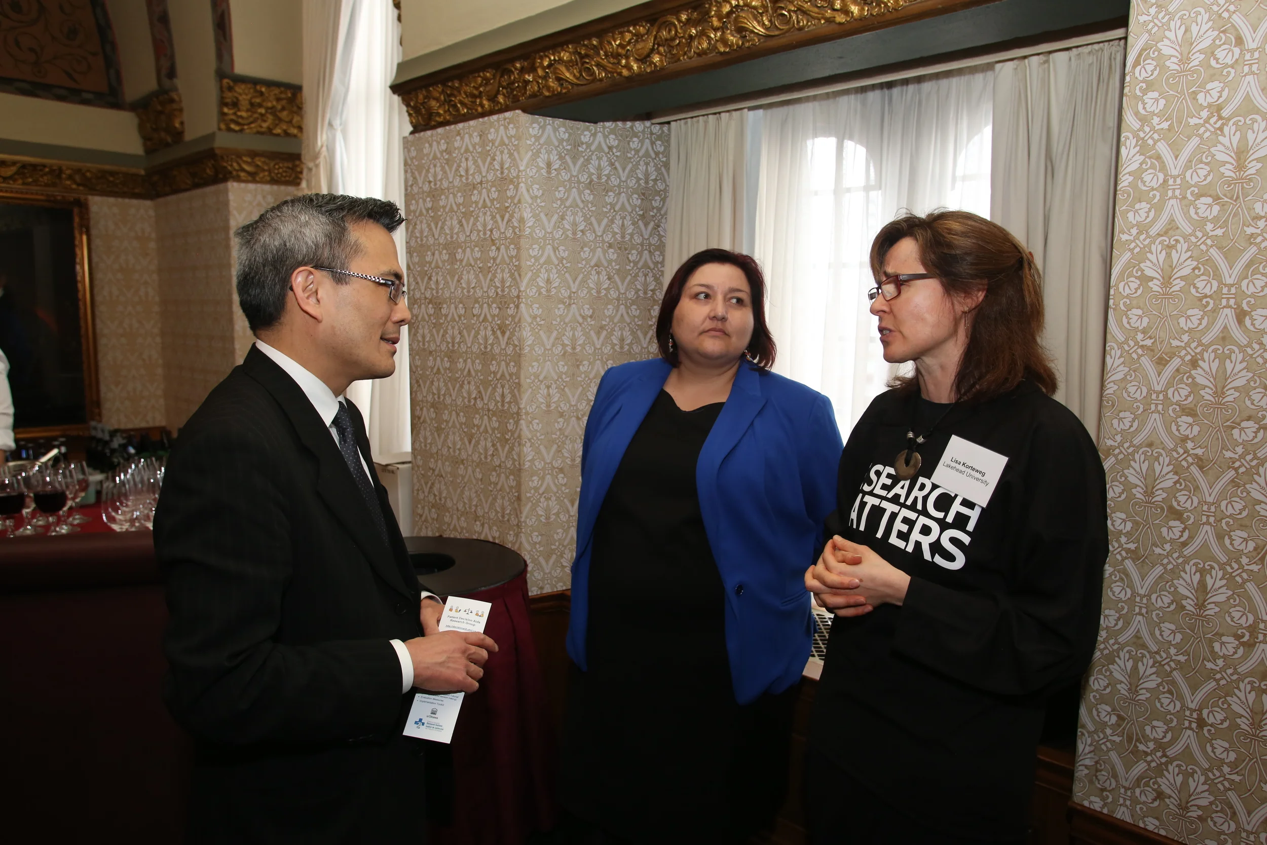Lisa discusses her research in with politicians at at Parliament Hill event "Research Matters". 