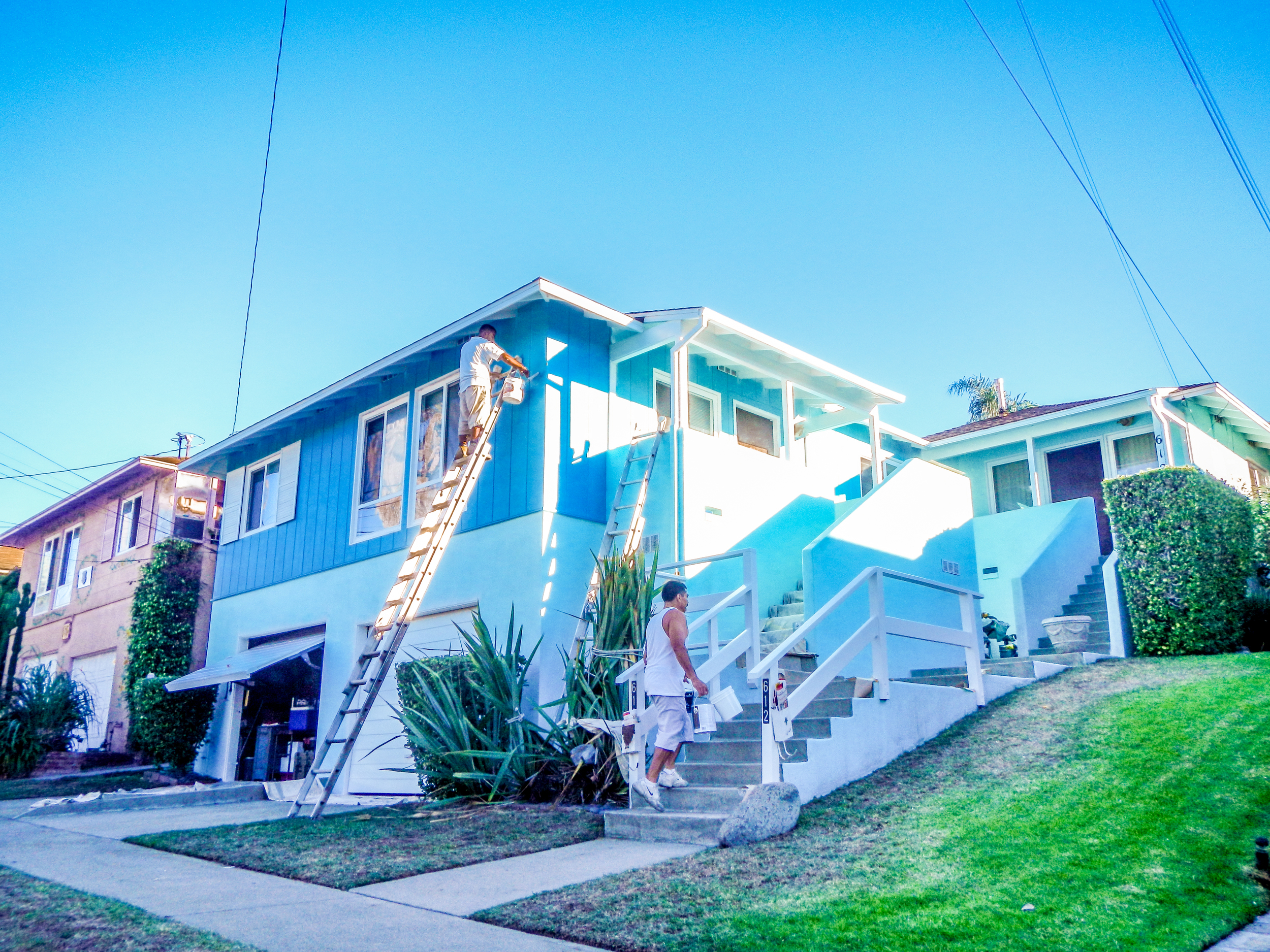 Friends from Guanajuato, Jalisco and Michoacan, Mexico paint a home in Hermosa Beach, California.