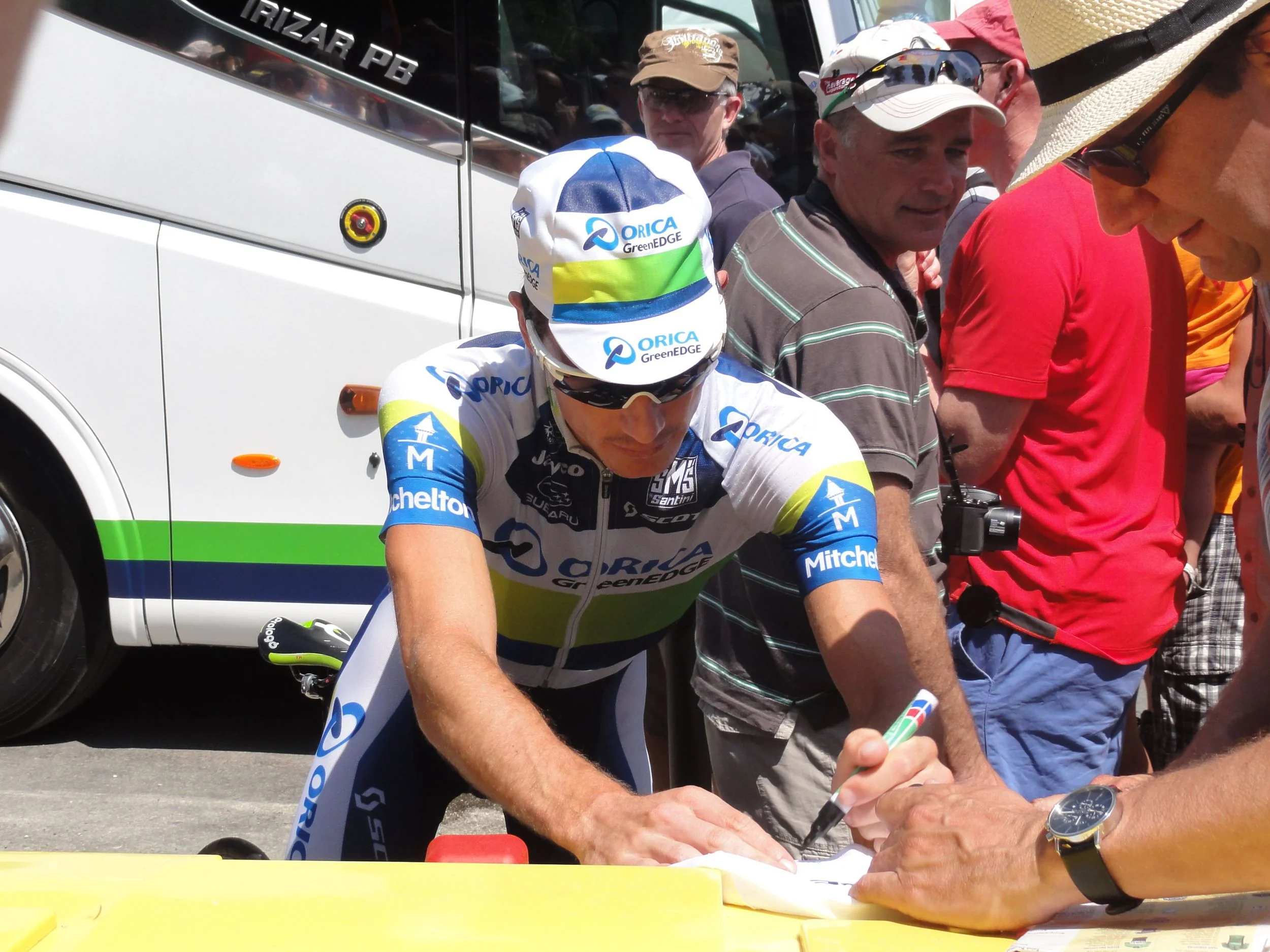 Darryl Impey is one of the friendliest guys on the Orica GreenEDGE team! He spent a lot of time catching up with fans whilst some of the others stayed hidden in the bus!