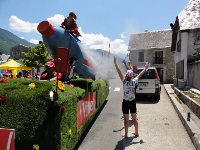 Claire and Aaron are happy to have fund with the Vittel float on such a hot day!