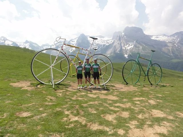 Not quite sure what the story is with the giant bikes on the top of the Abisque, but we decided to have a photo anyway! I did try to climb them... but its much harder than it looks!