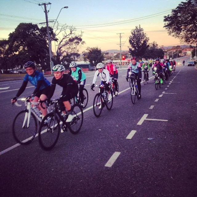 The first group heads towards the bay on Wynnum Road
