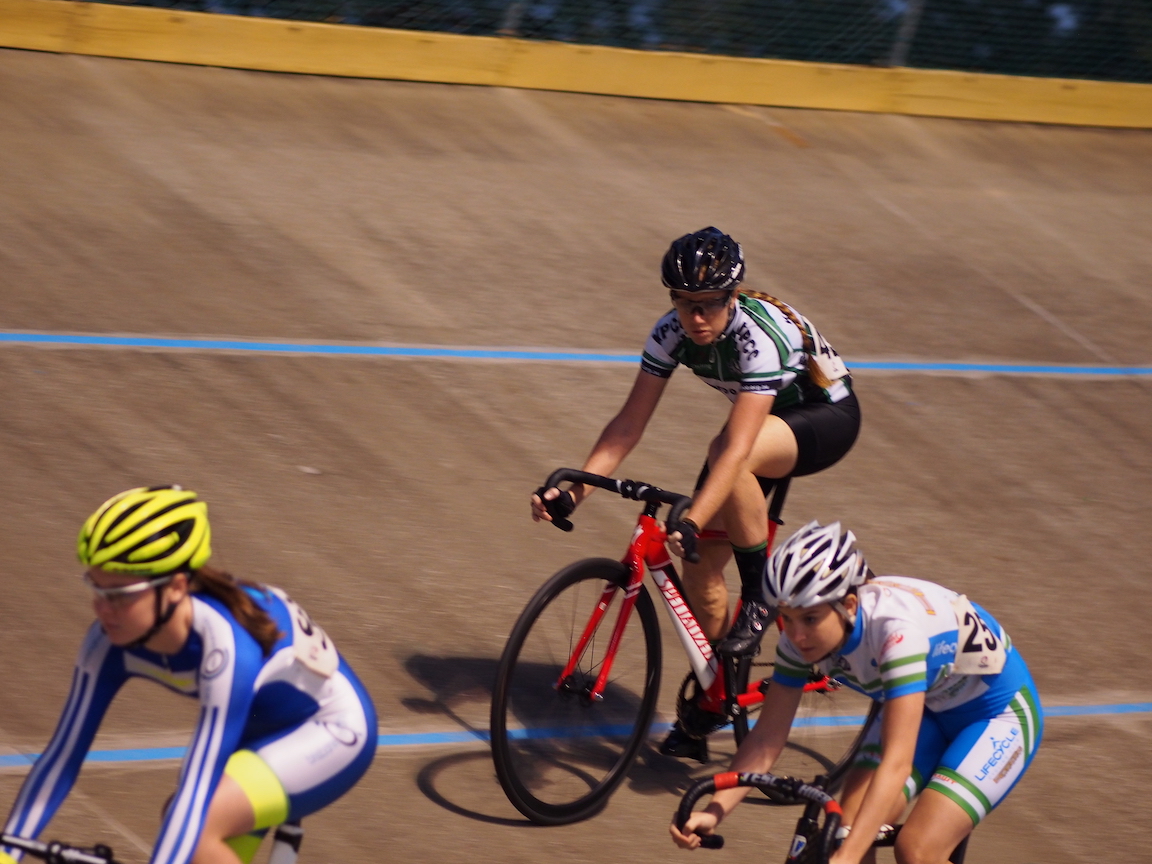 Brook evaluating her position in the bunch