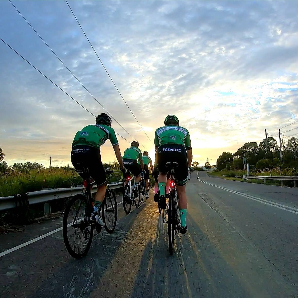 Chasing the sunrise on our Sunday Clubbie 👌❤🚴‍♀️ #greenwhiteblack #clublife #kangaroopointcc #championsystem #sunrise #sundayclubbie