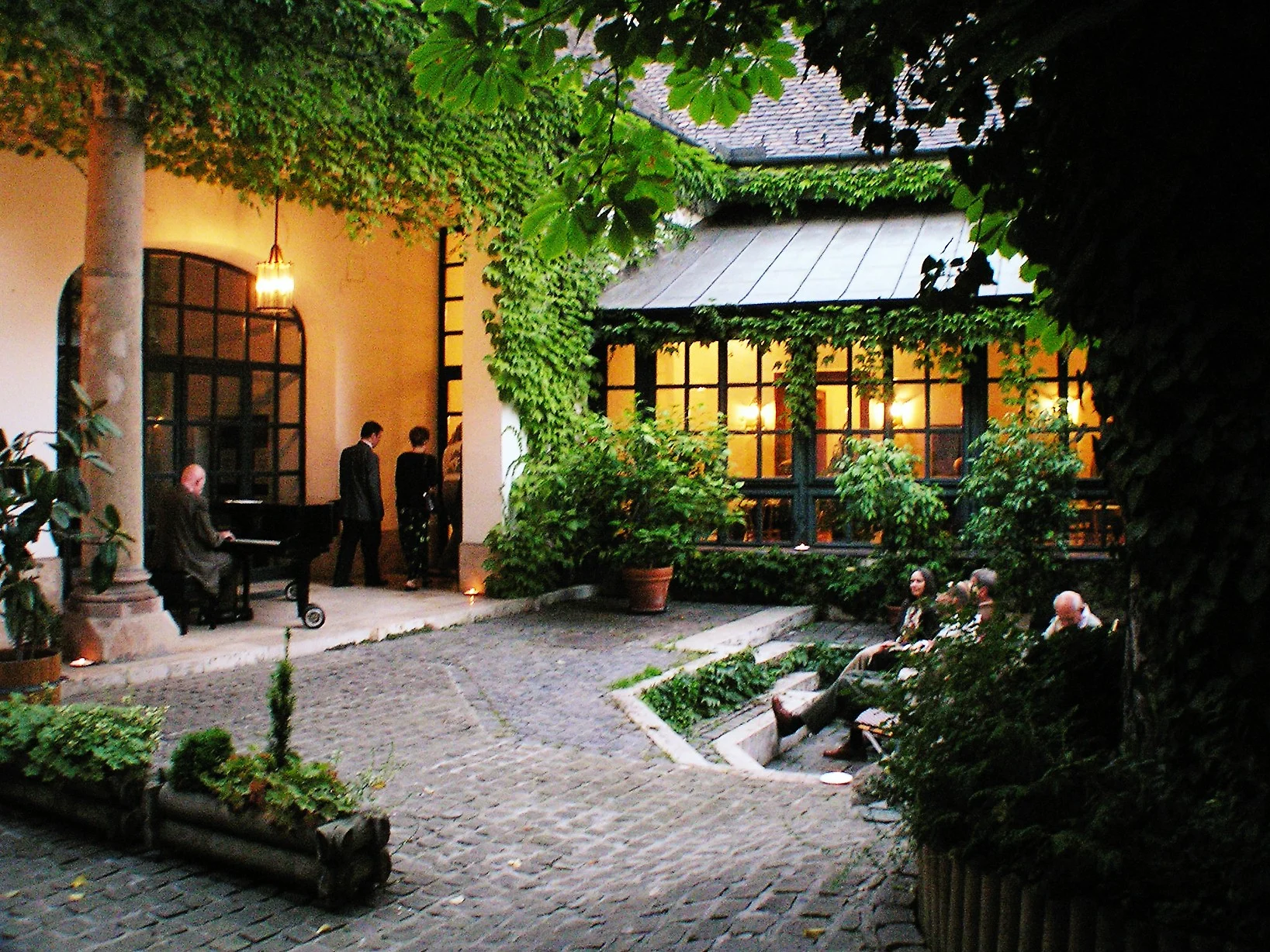 Muzsika a kertben | Music in the garden