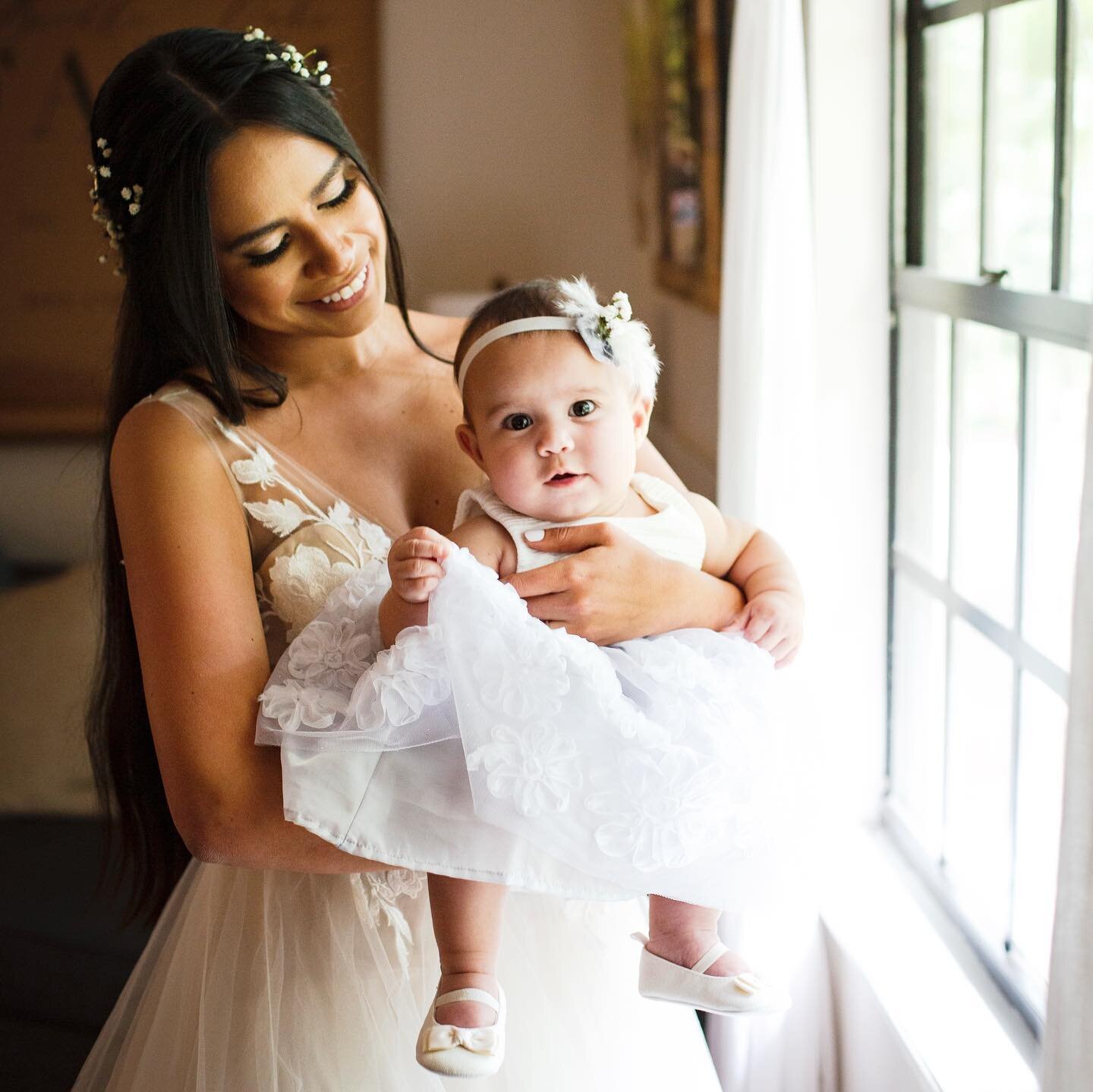 ✨Adriana &amp; Amelia before the isle✨
.
.
.
#delandphotographer #bridleoaksbarn #floridaphotographer #weddingphotographer #brideandbaby #flowergirl