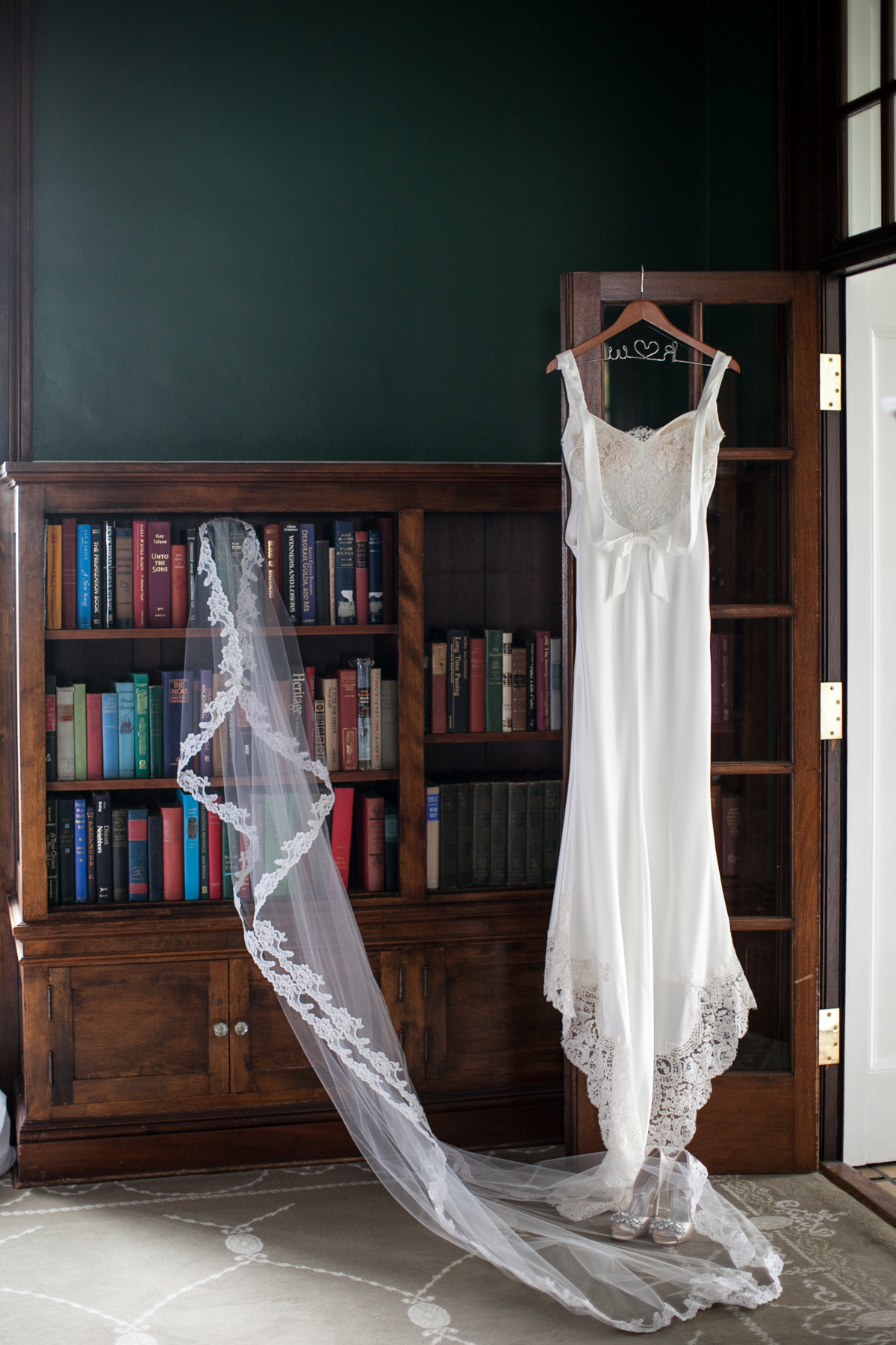 making the most of your wedding photographs during the "getting ready" portion of your wedding day