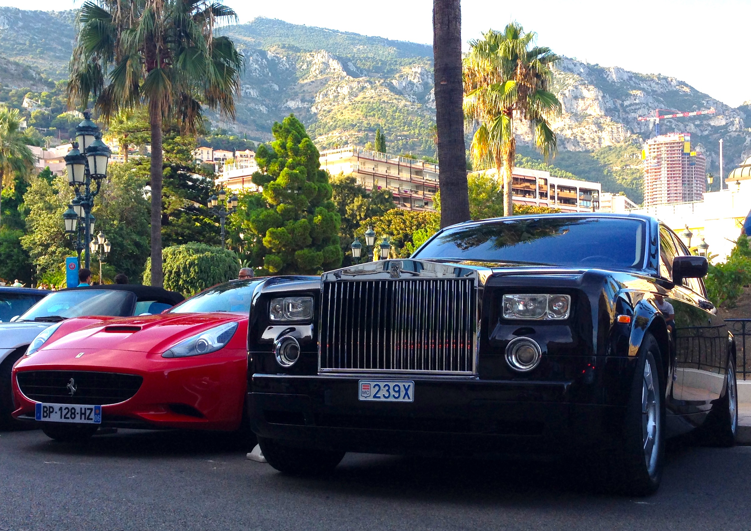 Ferrari-California-Rolls-Royce-Phantom-Monaco-August-2013b.jpg
