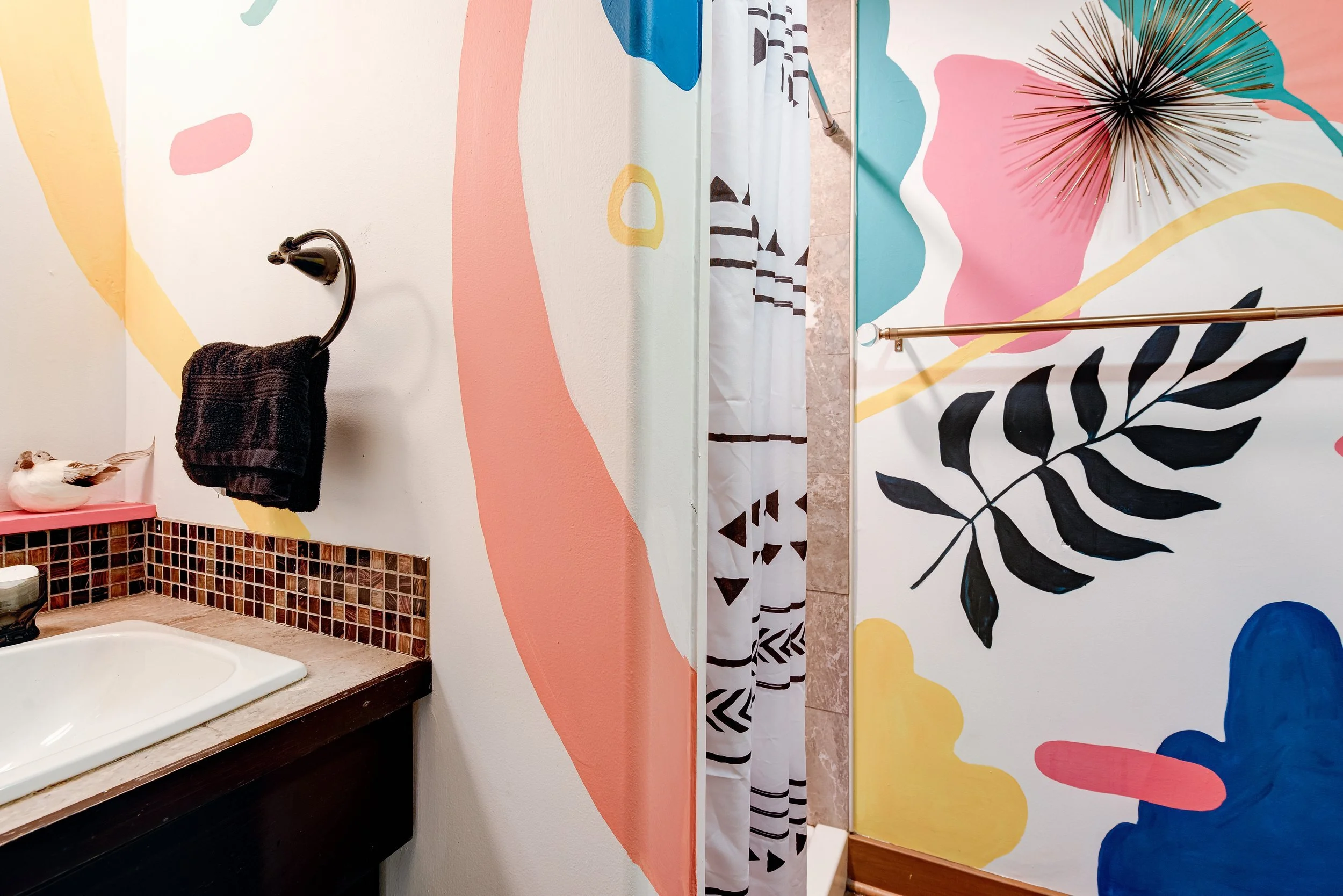  Vibrant Mountain (2022) 