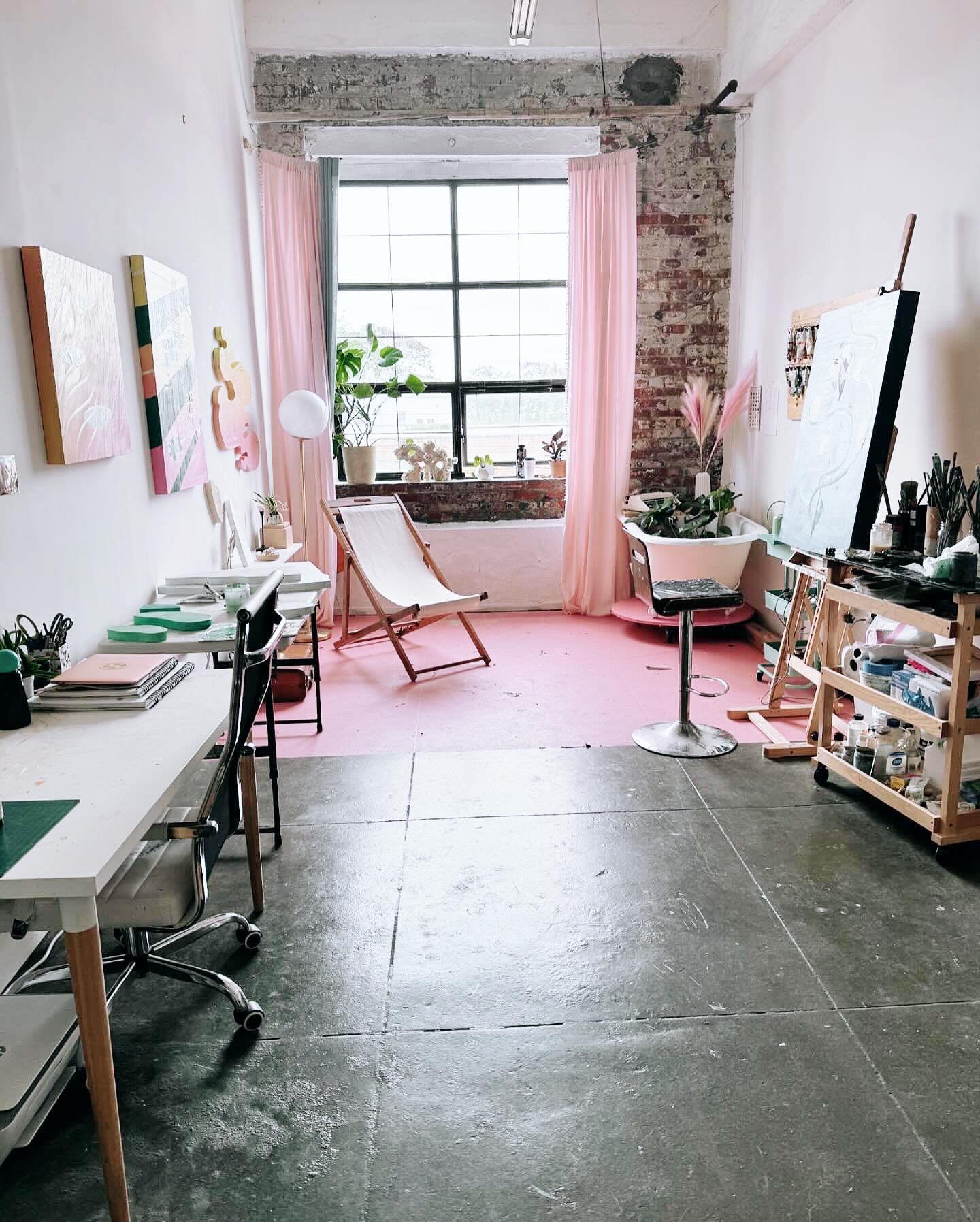 Ridgewood Studio sublet
May 20 - June 10 (flexible)

$750 for 3 weeks
24/7 access with fob
co-working space, freight elevator, trash and recycle, kitchen, minifridge, mail room
15 ft x 10ft available space (my things will be stored in the section by 