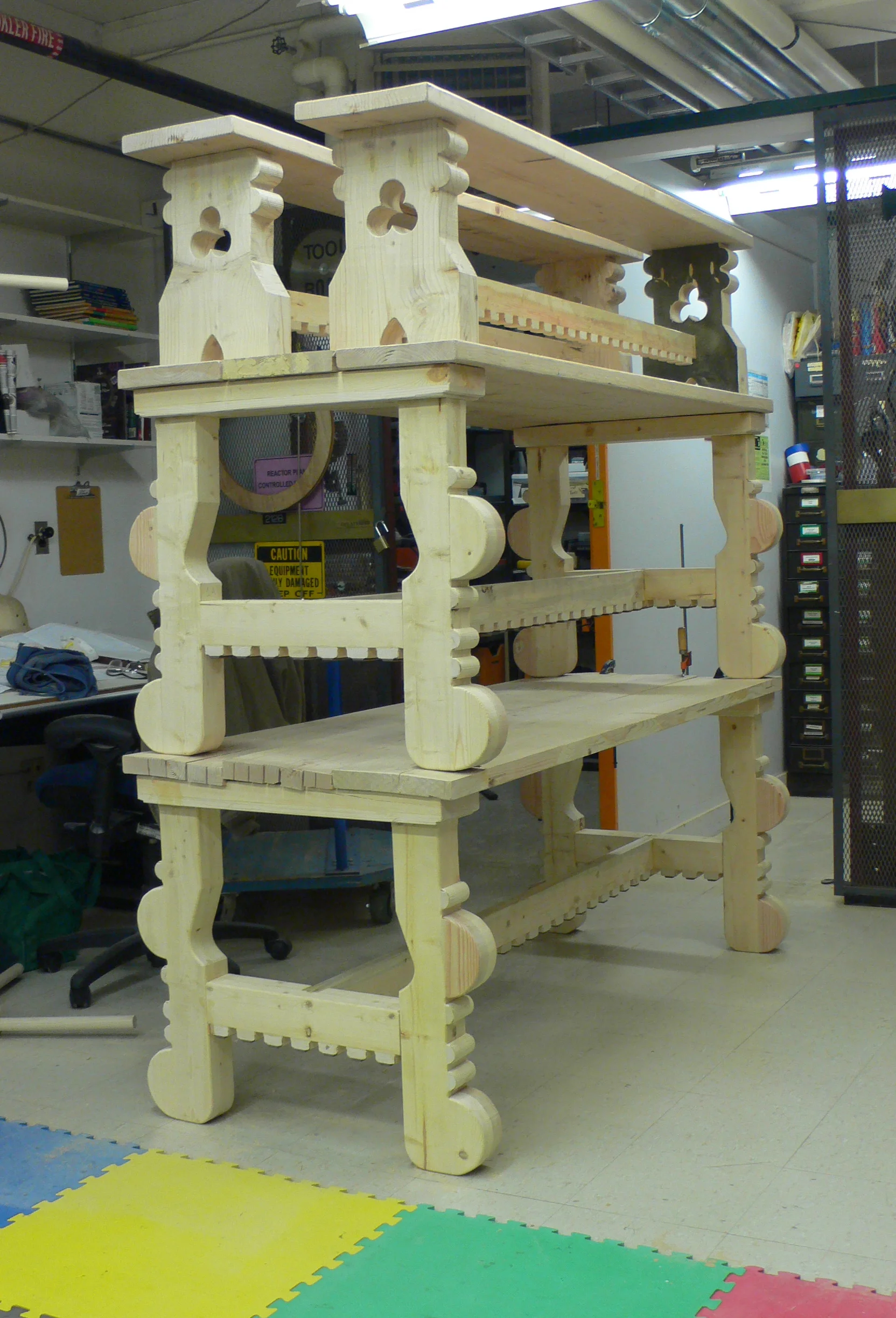 Fuente Ovehuna tables benches.JPG