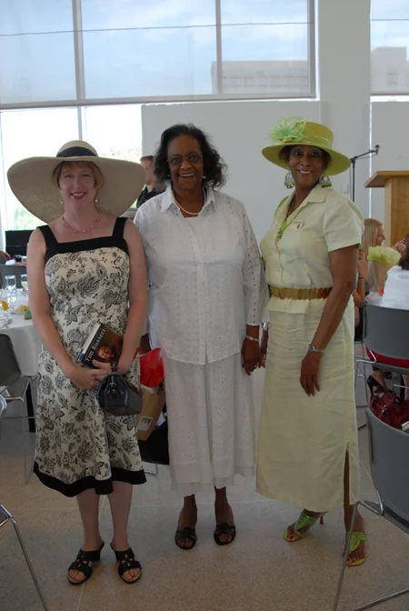 Clothing sponsor Andie Ray of Vagabondia talks with board member Henrietta Grant and Carol Young.