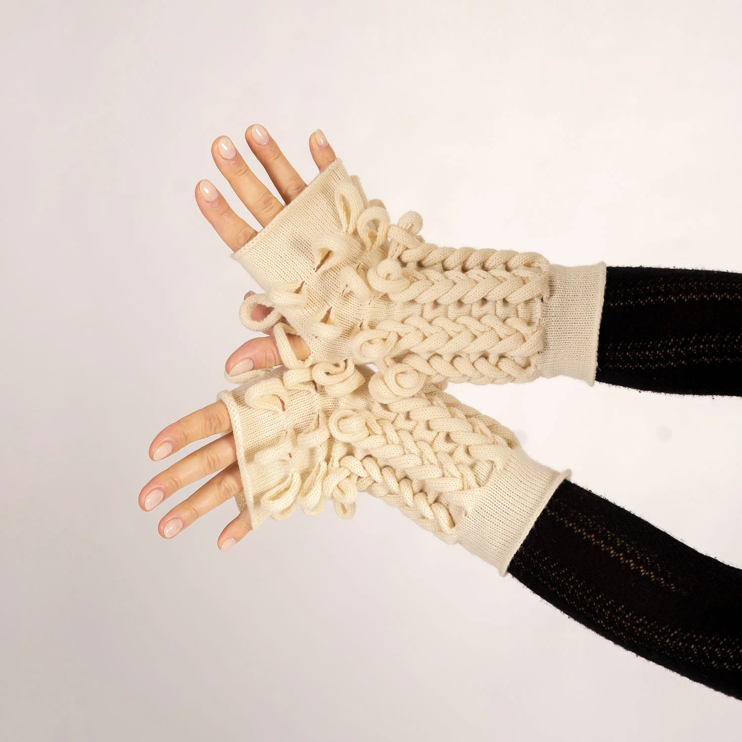classic_wristwarmers_02.jpg