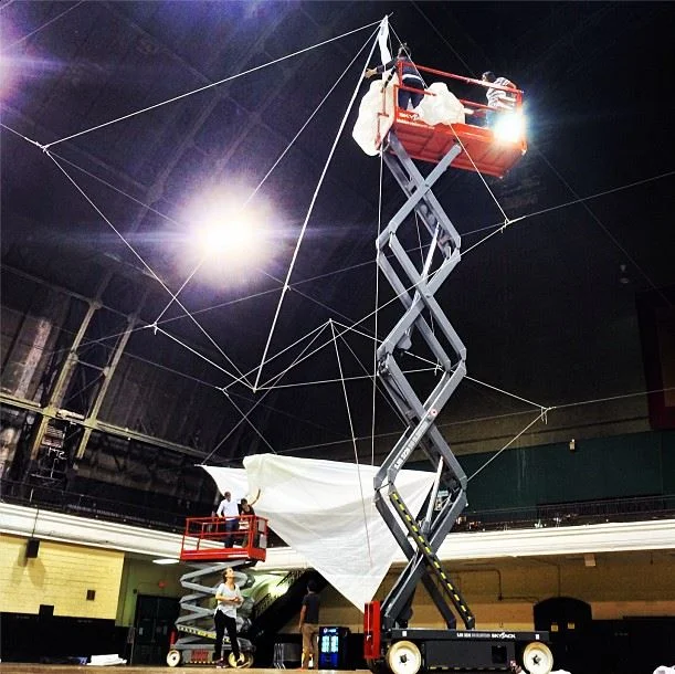  What came to fruition were polyethylene sheets made from recycled resins, used as modular, slightly transparent planes. These were sewn together using nylon cords to obtain tension, with aluminum electrical conduit used as compression poles. 