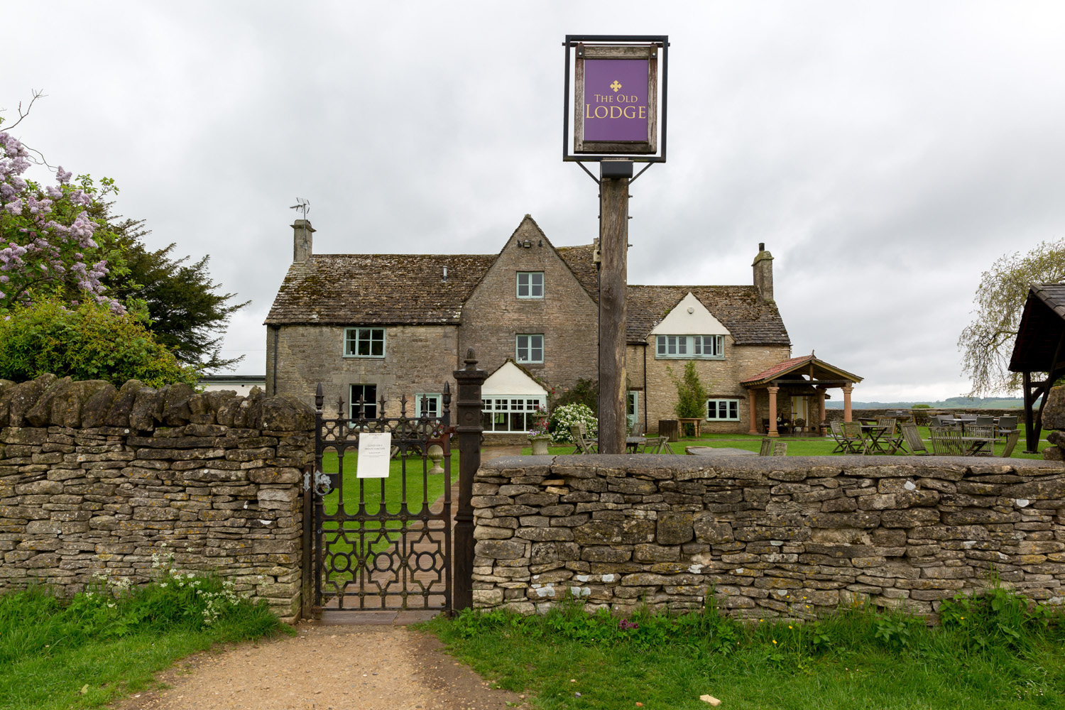 wedding-photographer-wales-stroud-old-lodge-005.jpg