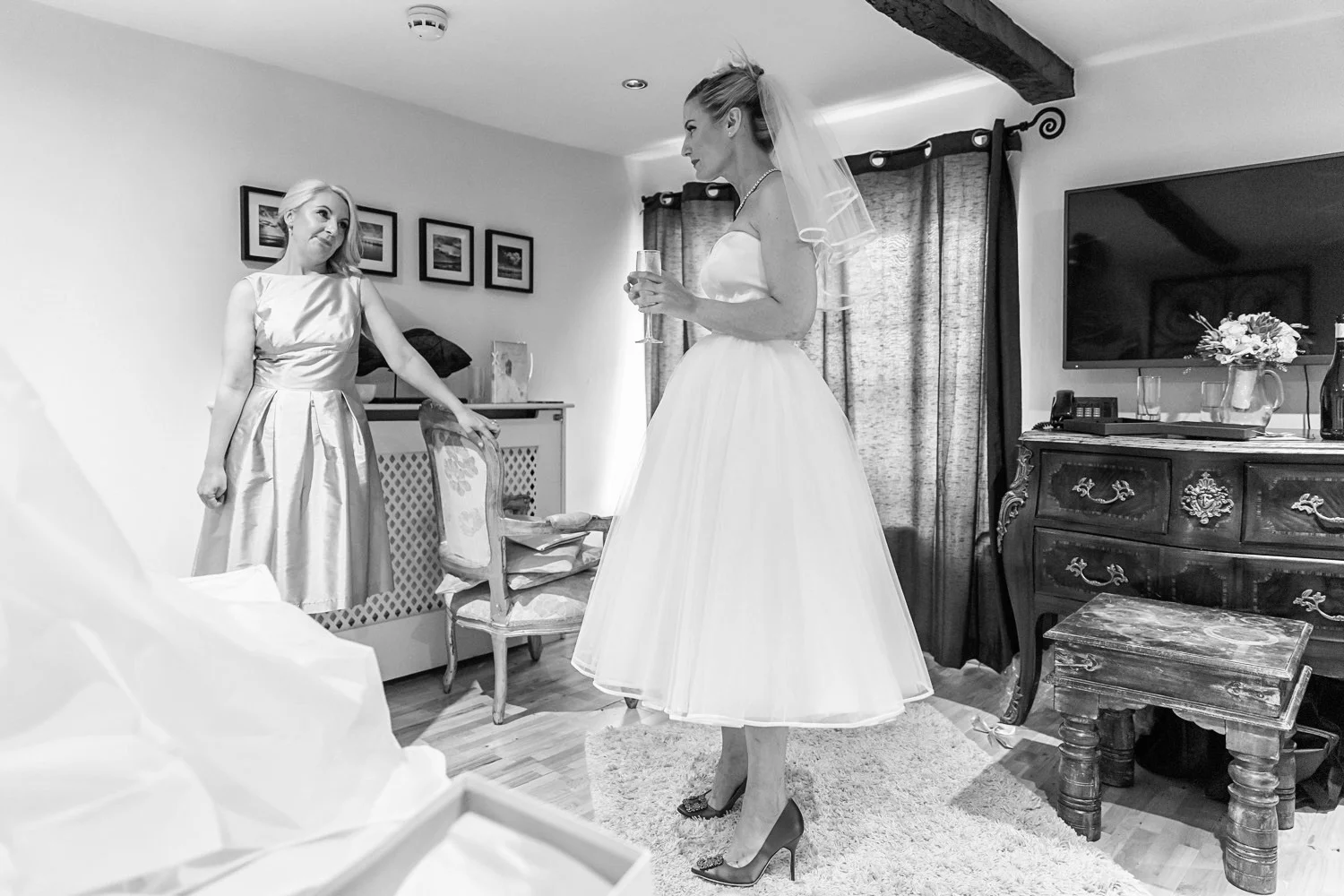wedding-photographer-wales-stroud-old-lodge-014.jpg