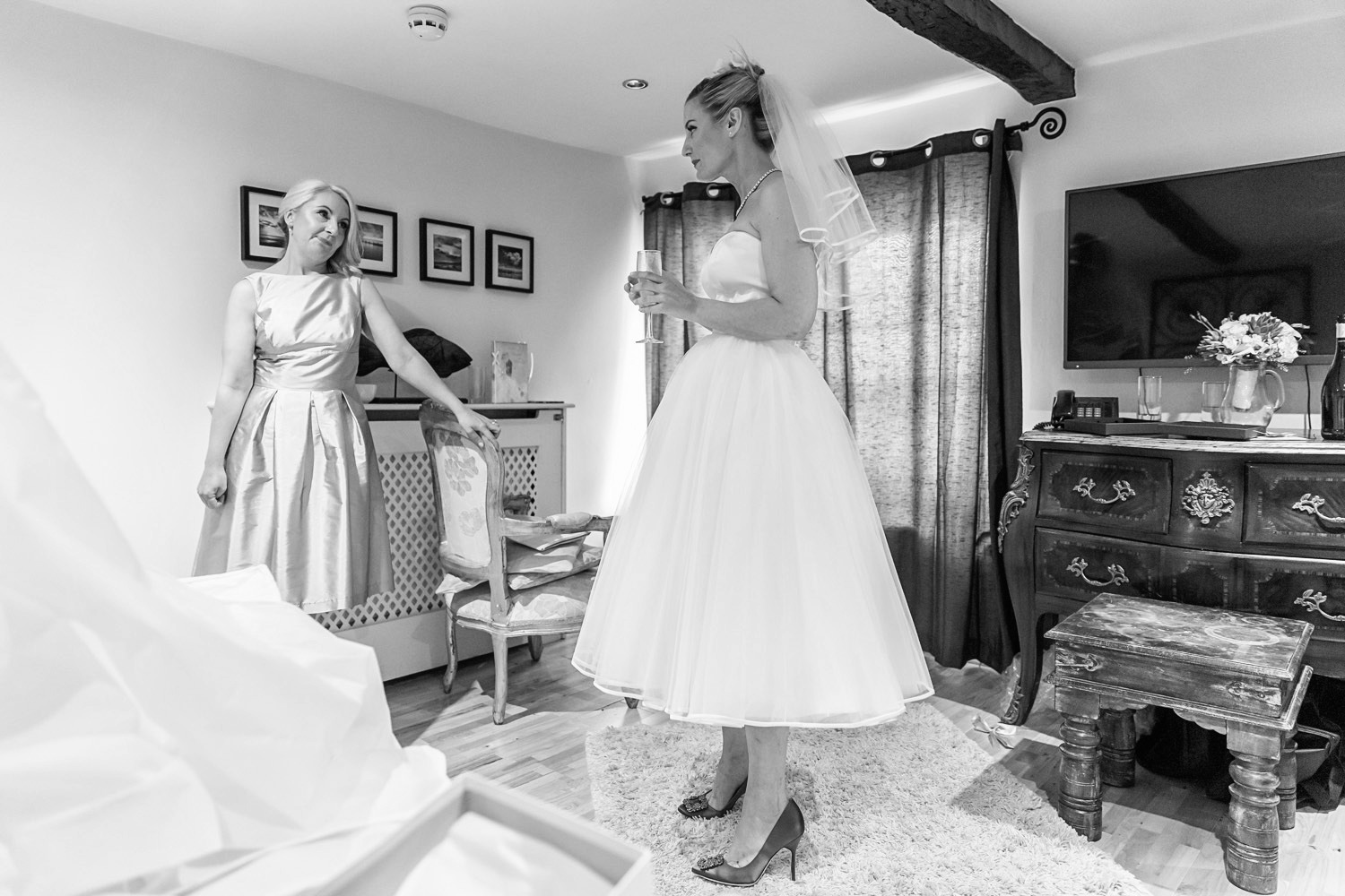 wedding-photographer-wales-stroud-old-lodge-014.jpg