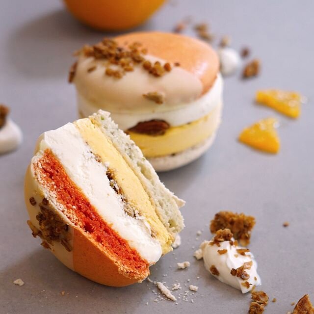 ❄️ Ganz fresh bei J&ouml;: unser Macaron-Eis Orange - Joghurt mit hausgemachtem Granola 🍊Geht &uuml;brigens auch gut als &bdquo;sp&auml;tes Fr&uuml;hst&uuml;ck&ldquo; durch! 😜#macaroneis #eismacarons #macaronicecream #orange #joghurt #granola #maca