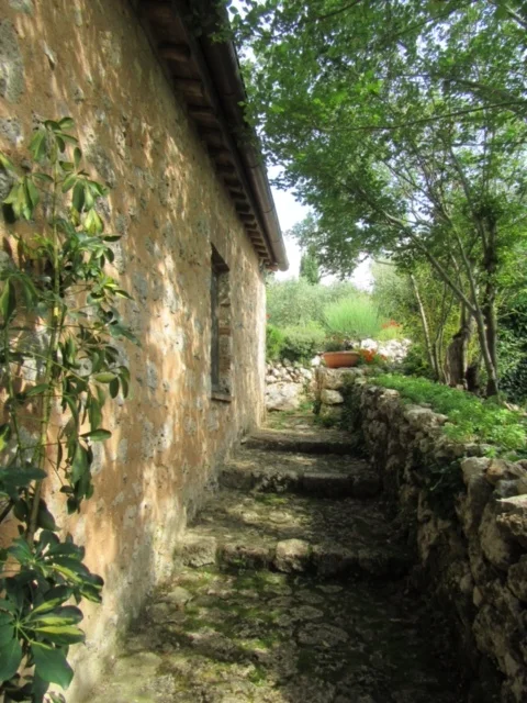 Path along the inn where the workshop was held