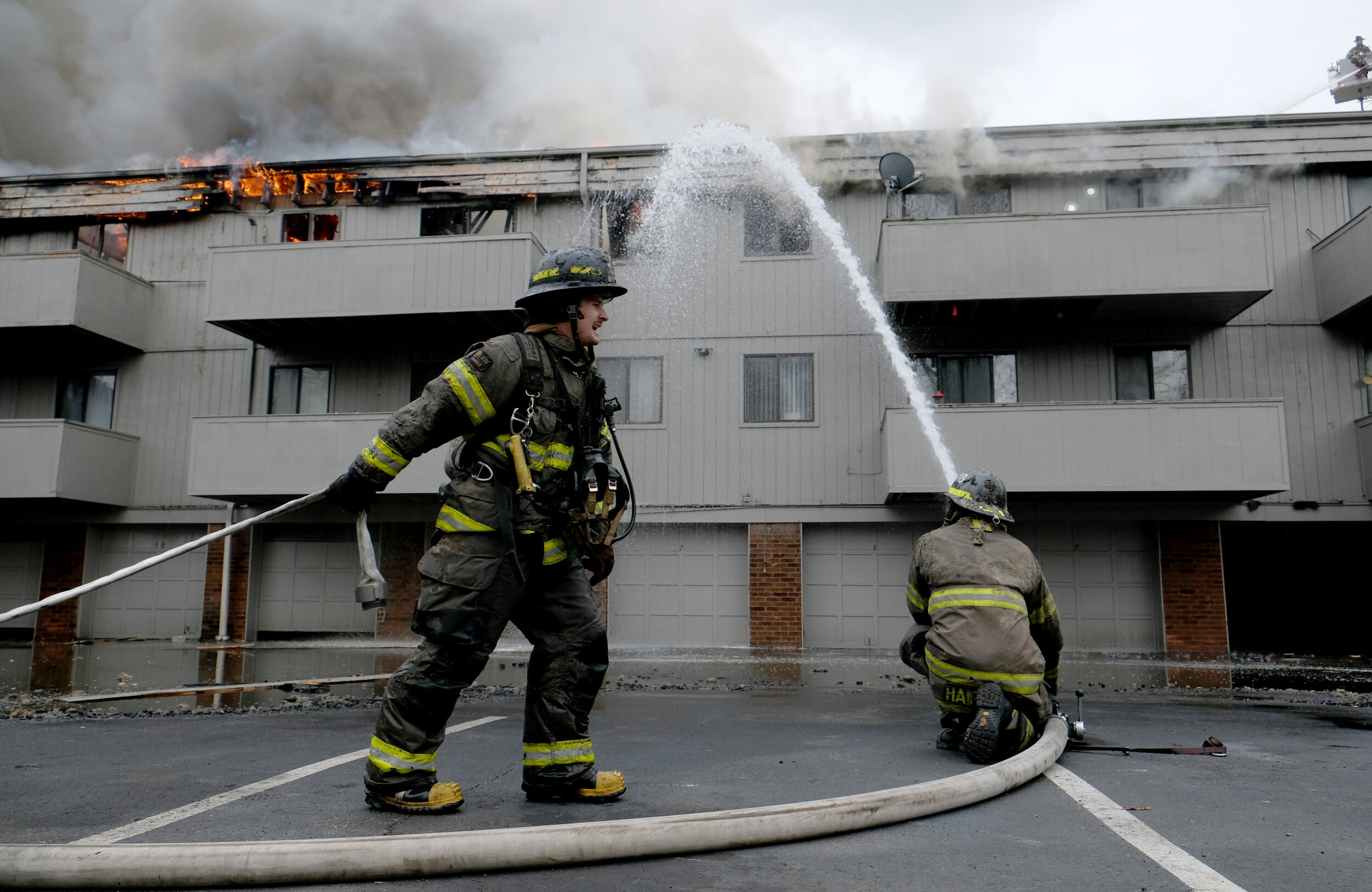  The Toledo Fire Department fights an apartment fire at the 5900 block of Cresthaven Lane in Toledo. © Toledo Blade | March 2021 