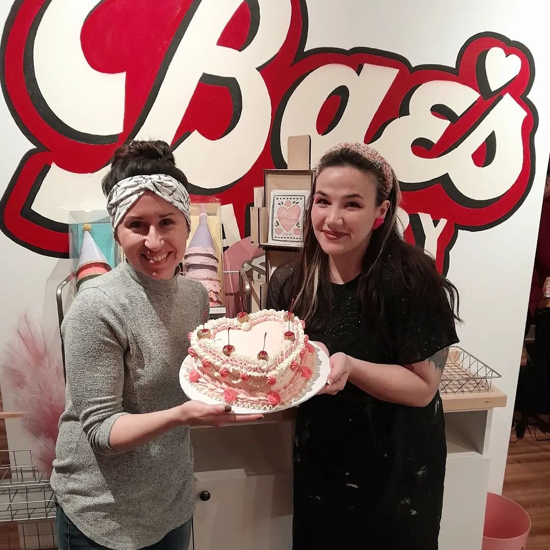 Had the absolute best time taking a @baesbaekery cake decorating masterclass today! Abigail made it so fun and is such an encouraging teacher. Now to bring myself to eat it lol #cakedecoratingclass @baesbaekery #cake #cakecansmellfear #bebrave