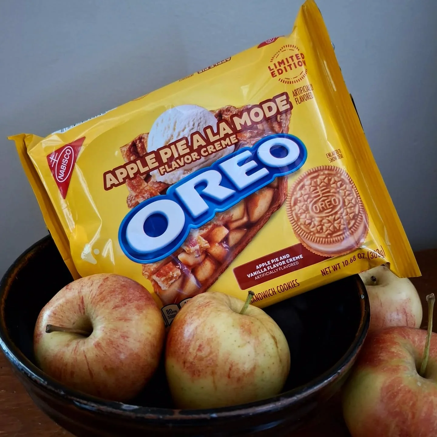 With Autumn approaching what a perfect time for #applepiealamodeoreos ! It's not an overwhelming taste of apple pie, but a pleasant apple-cookie feel and smell that any apple pie fan will enjoy! #bethanysoreos #thecreativecookie #38oreoreview #favori