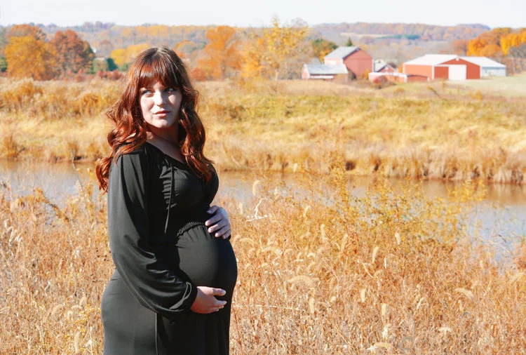 Mamma to be in a golden field