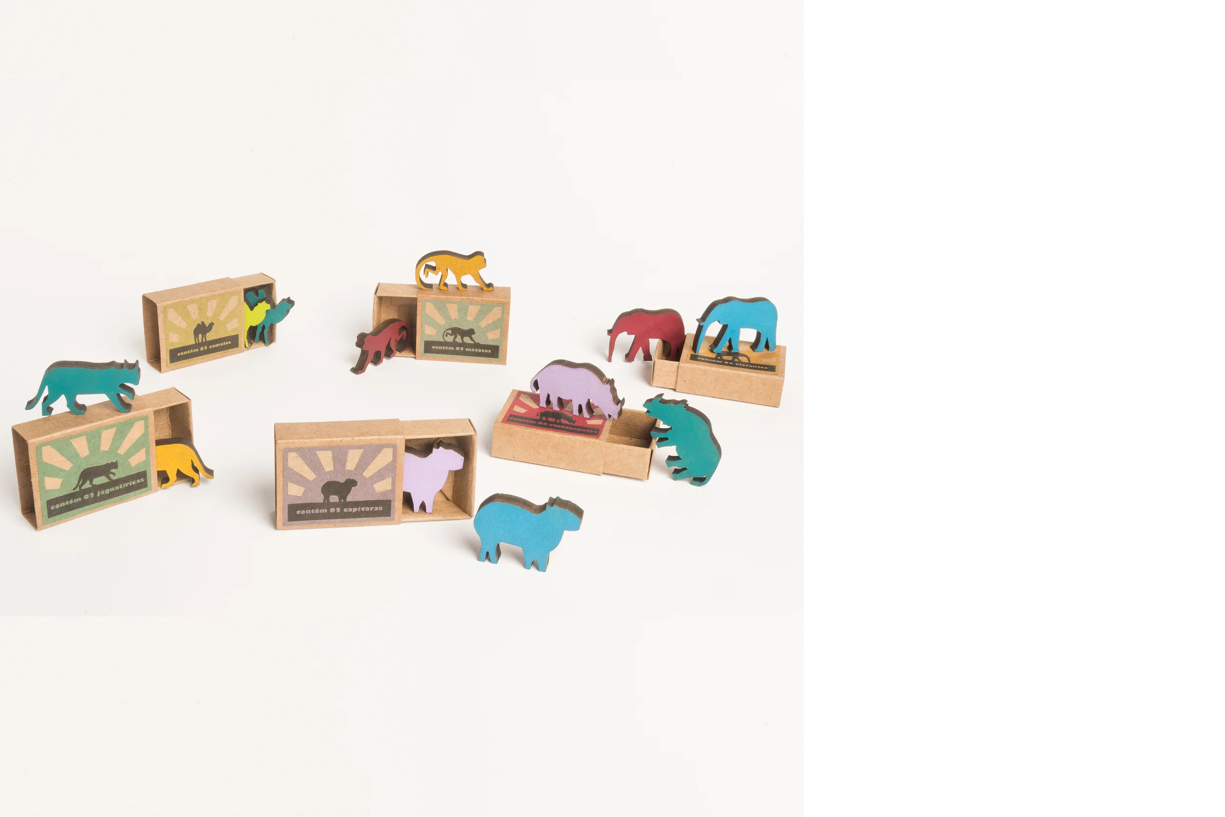 Animais 2013 Il s’agit d’une collection d’objets façonnés à la main, représentant une série d’animaux. Les animaux sont placés dans un emballage, pareil à une boîte d’allumettes. Une étiquette identifie l’animal et, au verso, on peut lire informations et curiosités sur lui. Huit types d’animaux sont déclinés. Ce travail a été sélectionné par l’Associação dos Designers Gráficos do Brasil ADG Brasil. --- concepção da coleção de animais de mdf feitos à mão, representando uma série de animais. Dentro da embalagem que parece uma caixinha de fósforo. Uma etiqueta identifica o animal e, no verso, contém informações e curiosidades sobre o mesmo. Temos 8 tipos de animais. Este trabalho foi selecionado pela ADG Brasil. --- wooden (mdf) toy. fotos André Turazzi + donos dos animais