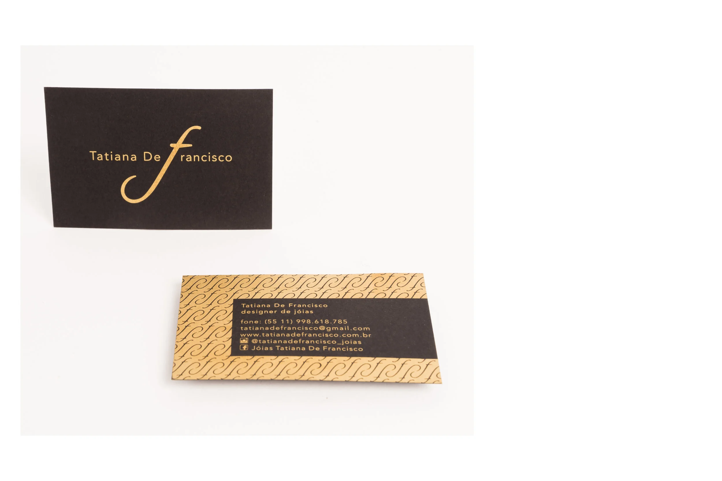 Tatiana De Francisco 2015 Revisitation de l’identité visuelle de la créatrice de bijoux Tatiana De Francisco en privilégiant le géométrique et le synthétique. Le logo a été redessiné avec l’objectif de le rendre plus léger et concis. --- foi feita uma revisão da antiga identidade visual da criadora de jóias Tatiana De Francisco. A geometria e síntese foram privilegiadas. O logo foi redesenhado tornando-o mais preciso, consigo e leve.