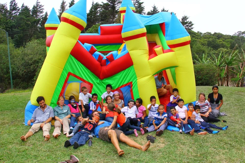 Living Routes students chilling with kids from San Luis Monteverde