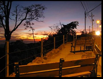 MIRADOR PARA EL ATARDECER Y SEGURIDAD PEATONAL---         SUNSET VIEWING AND SIDEWALK SAFETY