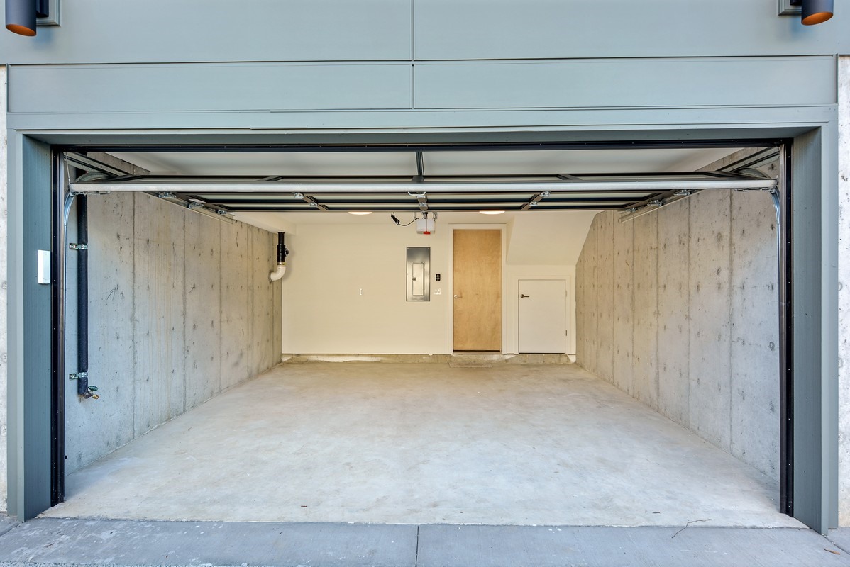 18_416WFultonSt_35_Garage_NWMLS_1200x800.jpg