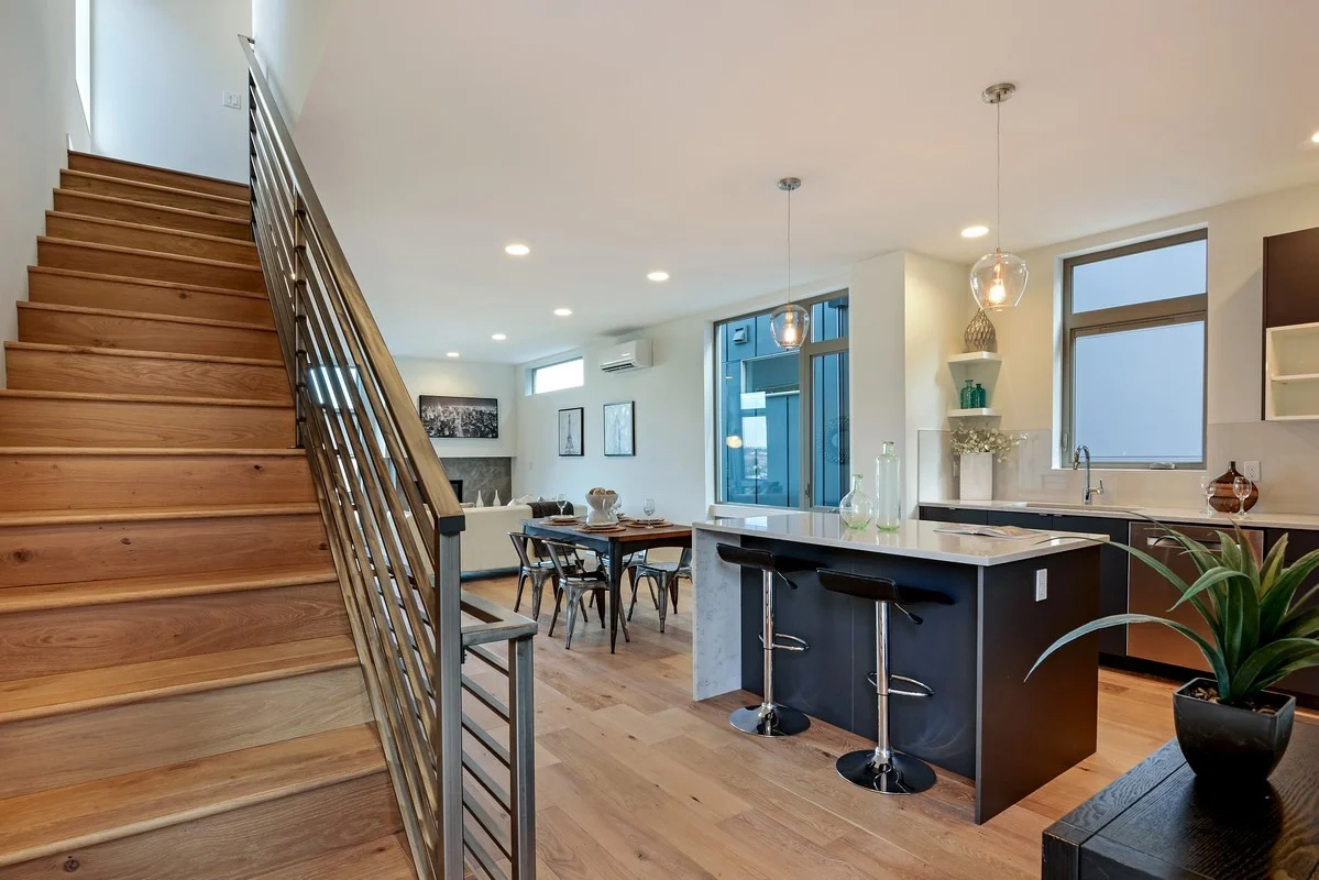 20_416WFultonSt_301_Entrance_NWMLS_1200x800.jpg