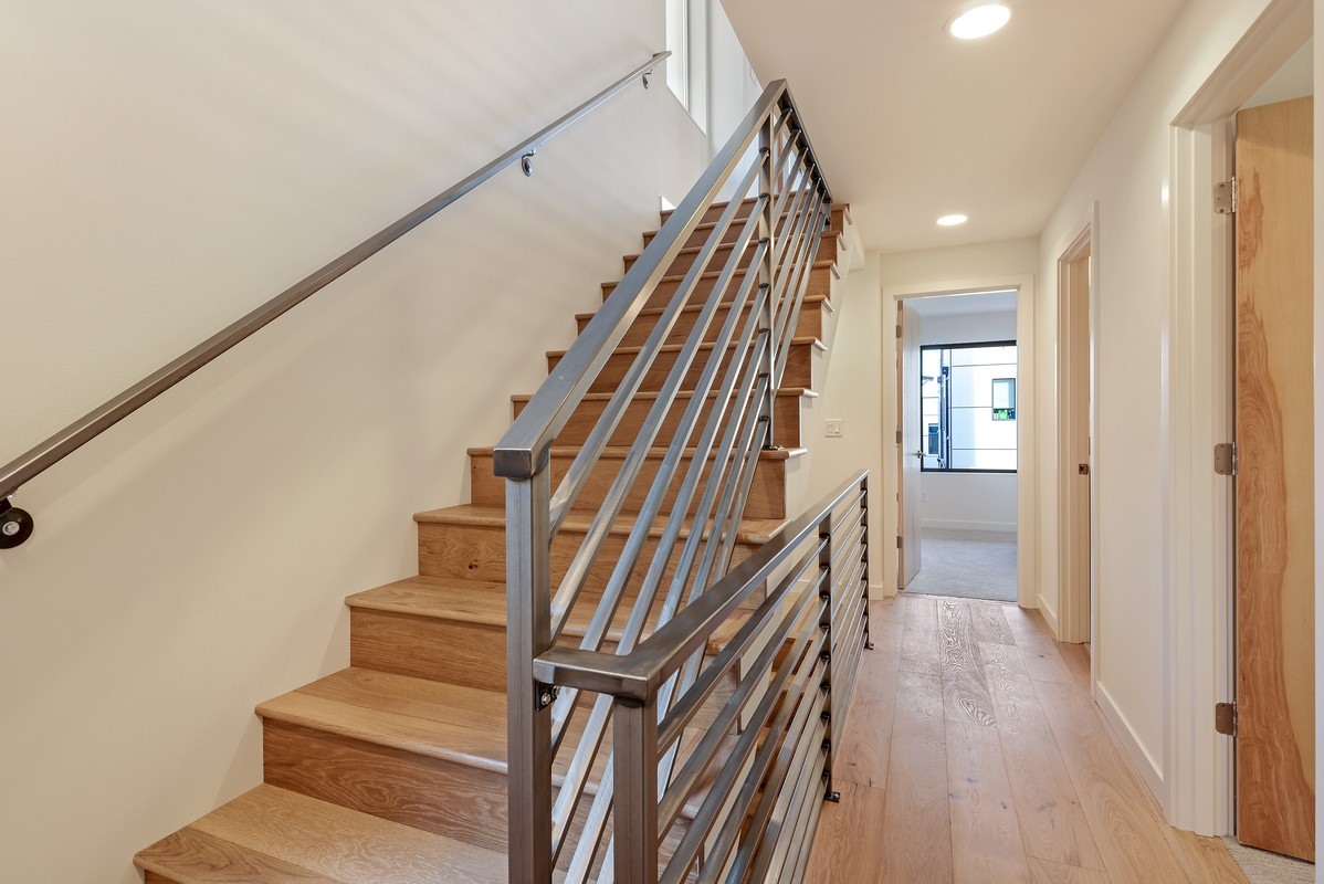 08_416WFultonSt_6_Hallway_NWMLS_1200x800.jpg