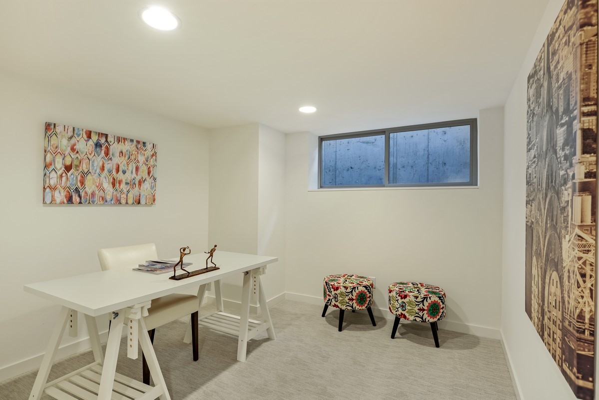 11_416WFultonSt_18_Bedroom_NWMLS_1200x800.jpg
