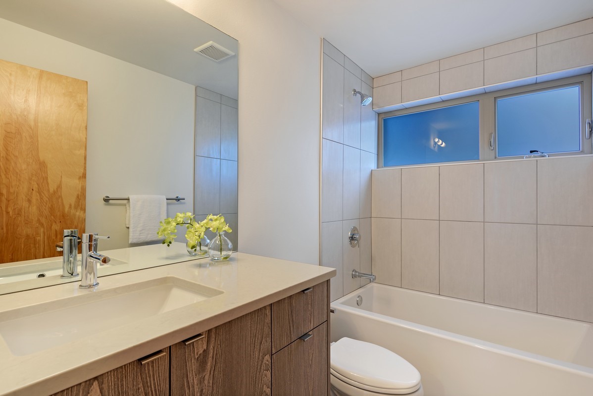 14_416WFultonSt_8_Bathroom_NWMLS_1200x800.jpg