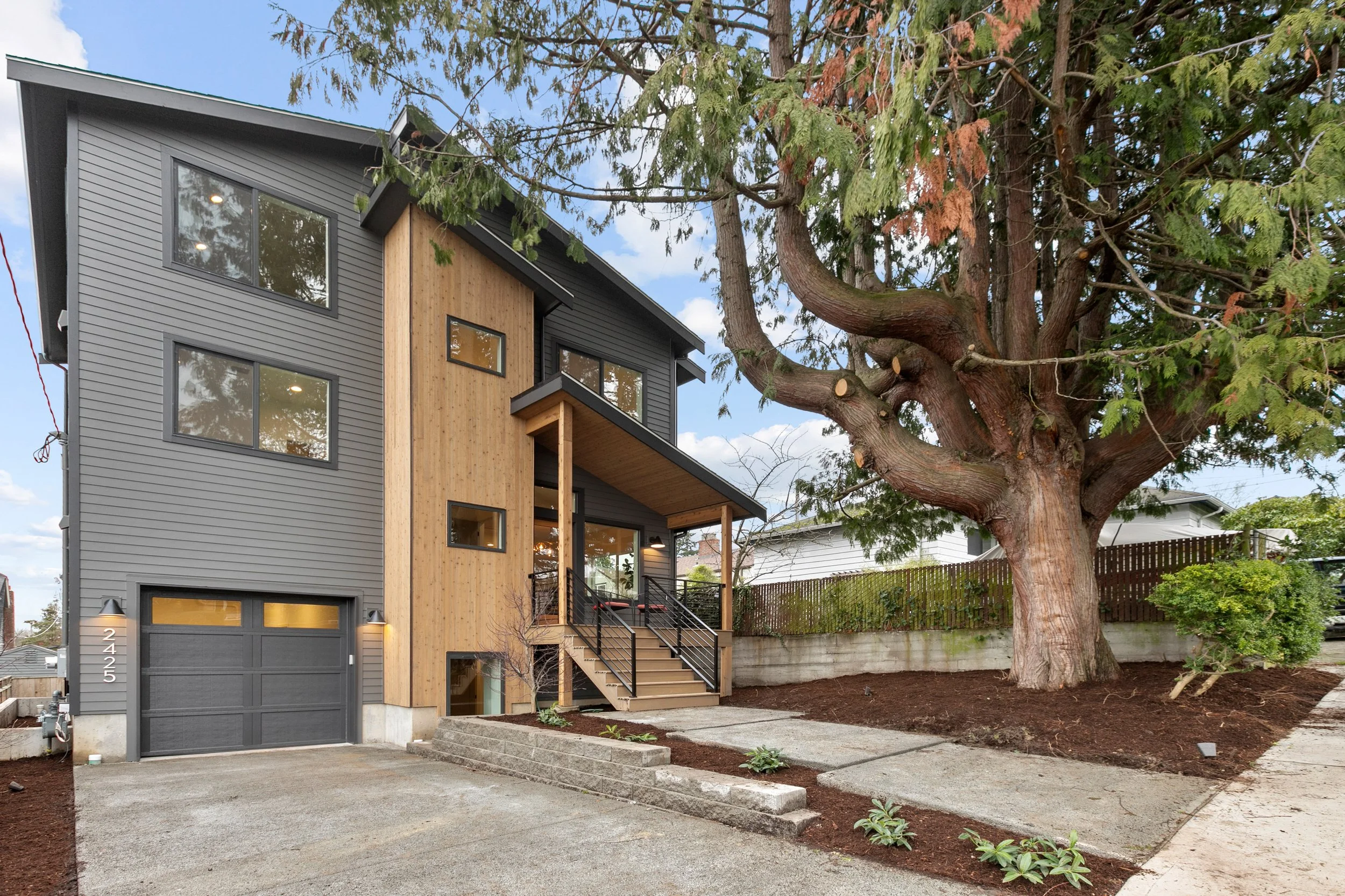 2425 W Crockett St Seattle (3 of 69).jpg