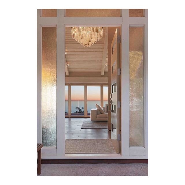 Entering into our Laguna beach bungalow&hellip; You can see the ocean view from the front door! So serene and welcoming! Photography by @darlenehalabyphotography 🤍
Comment below or DM me to let me know what you think!
🤍
Link in bio to contact us fo