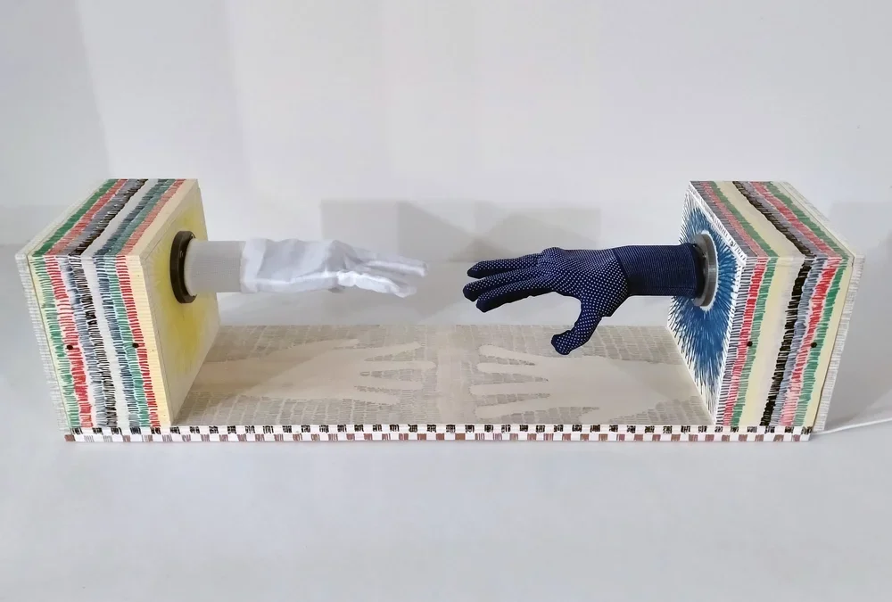  Eva Marisaldi,  Omissioni , 2024, PLA, computer, software, guanti, legno, 80x20x21 cm. 