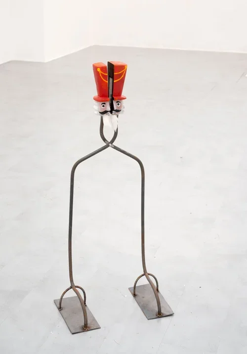  Enej Gala,  Nutcracker , 2024, acciaio, olio su legno di tiglio, pellicola artificiale, 92x40x25 cm 